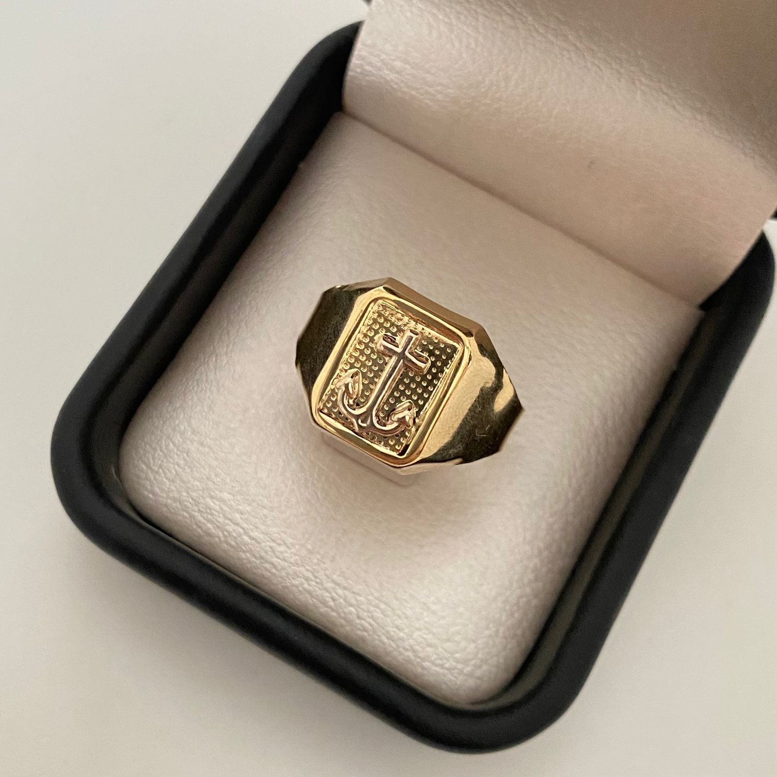 Anillo troquel rectangular ancla fondo diamantado Oro amarillo y Oro blanco 18k / Talla 11 1/4 / 3,45 Gr